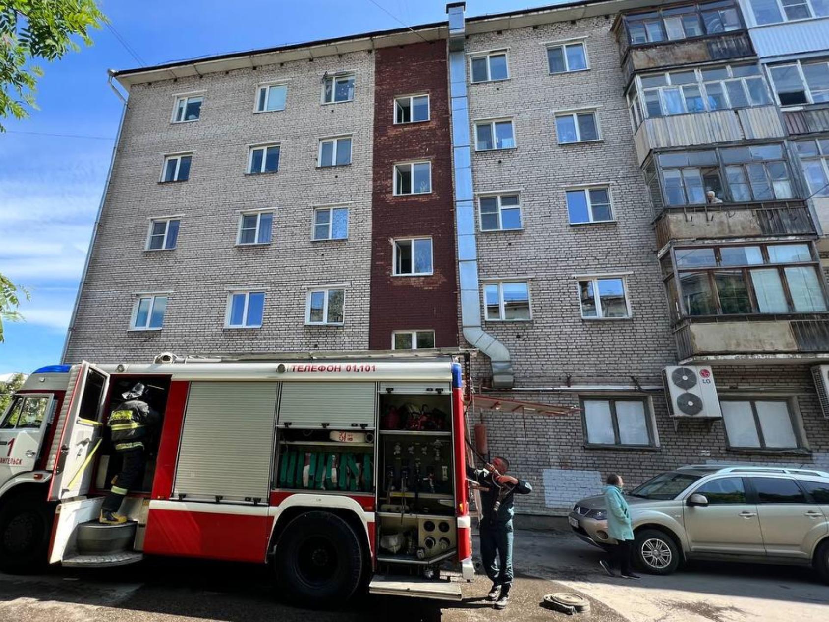 В Архангельске горит жилой дом на улице Садовой