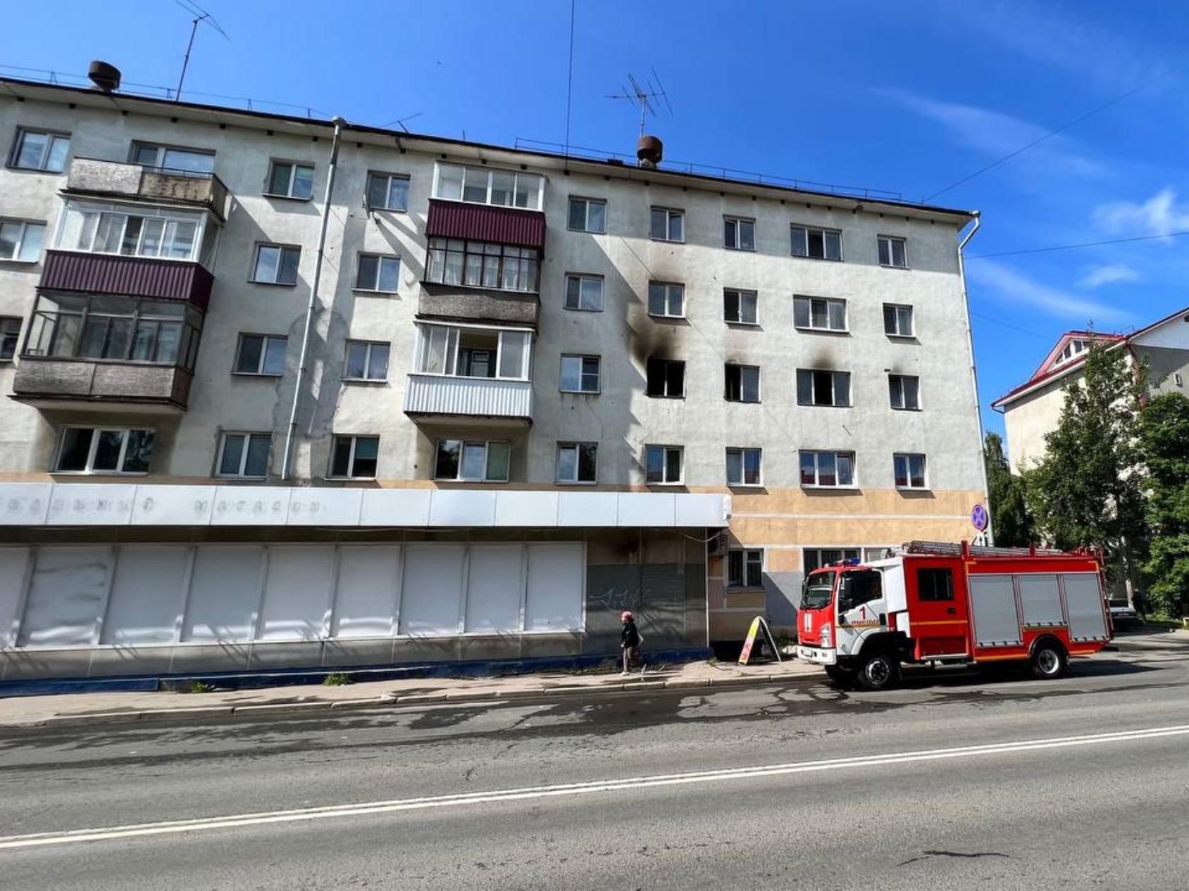 В Архангельске горит жилой дом на улице Садовой