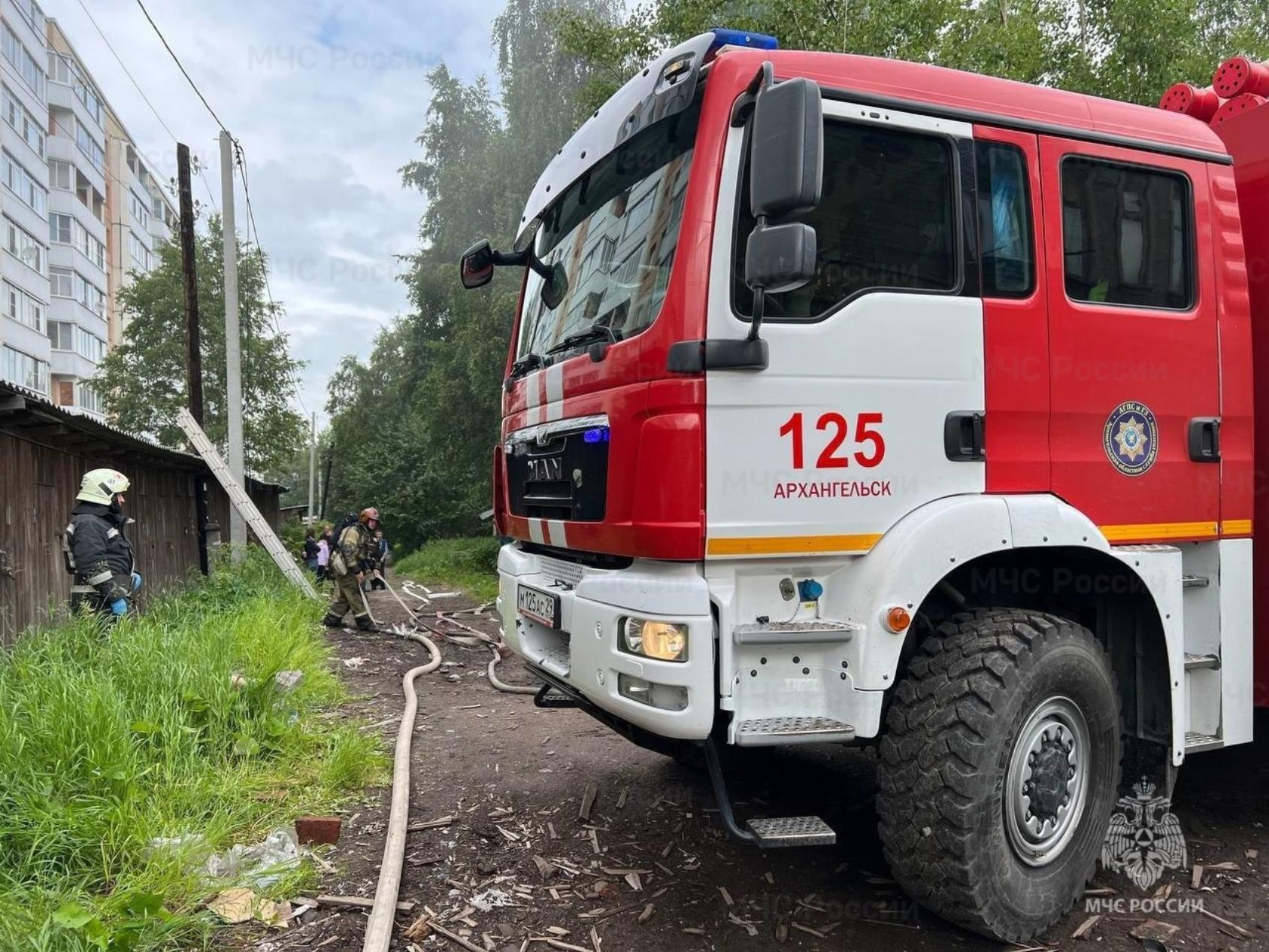 В Архангельске сгорела жилая аварийная «деревяшка» на улице Павла Усова