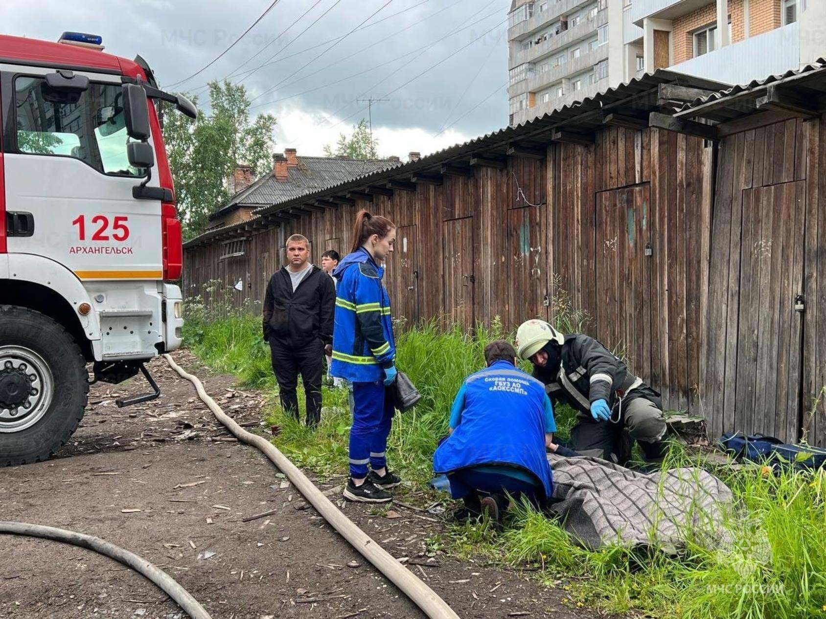 В Архангельске сгорела жилая аварийная «деревяшка» на улице Павла Усова