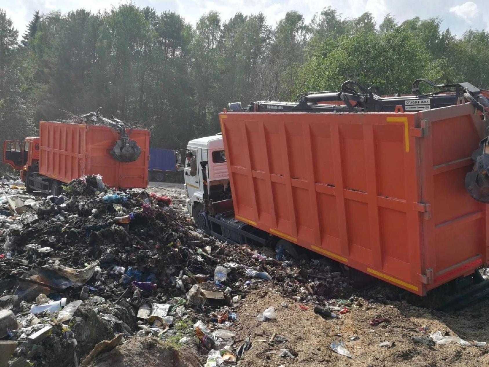 В Поморье водители мусоровозов выложили дорогу из бревен, чтобы выехать с  пункта временного накопления отходов