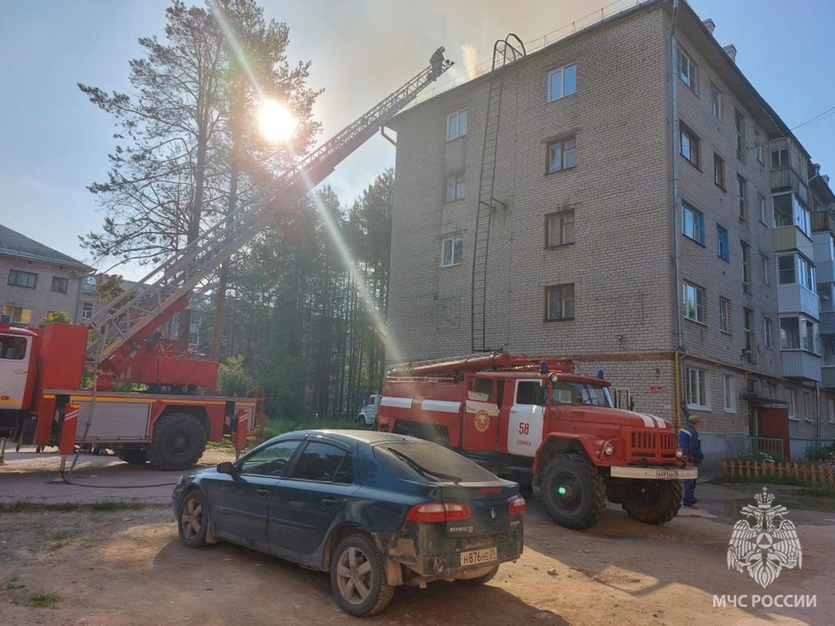 В посёлке Савинский Плесецкого округа загорелся чердак пятиэтажного дома