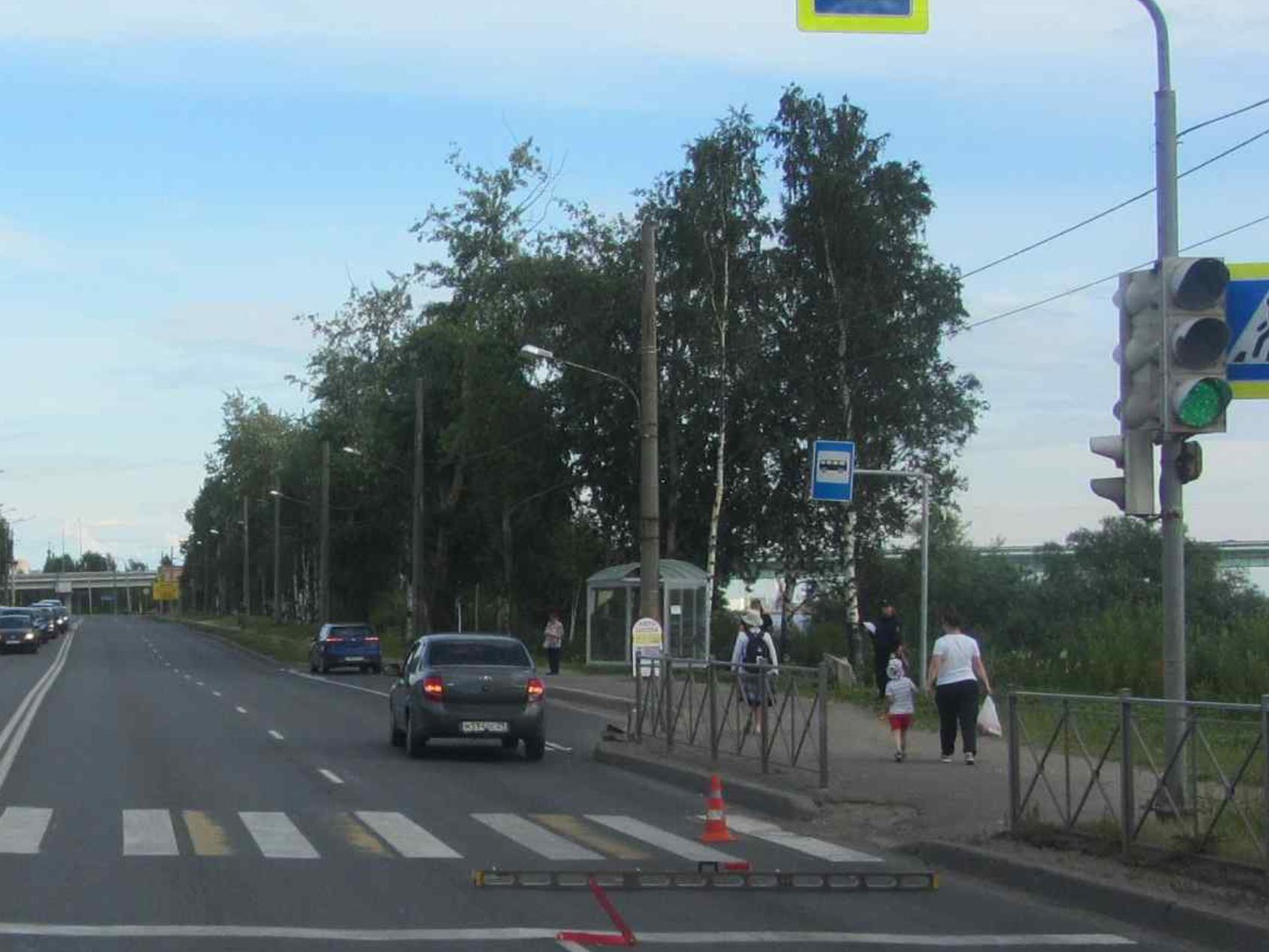 В Архангельске на пешеходном переходе сбили девушку и ребёнка