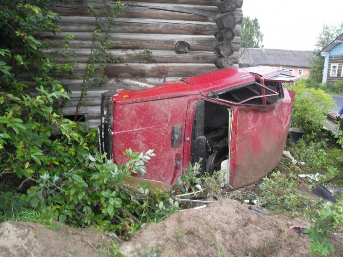 Фото машина врезалась в дом