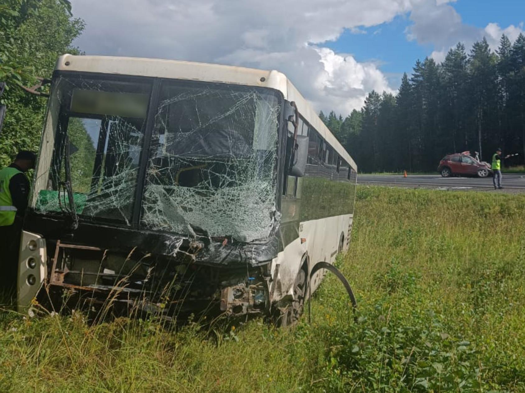 В Приморском районе в аварии с пассажирским автобусом погиб человек