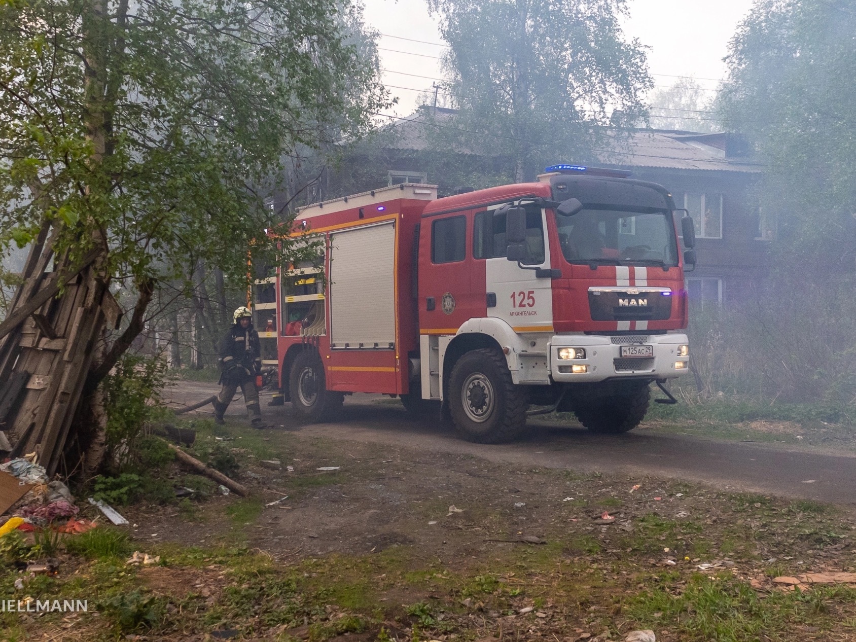 В Архангельске из пожара в доме на улицы Розы Люксембург спасли мужчину