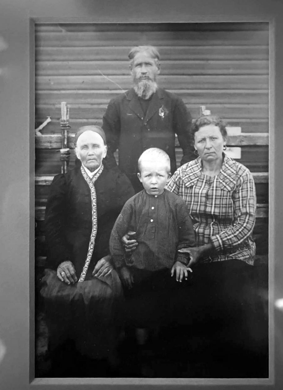 Маленький Владимир вместе с родителями и бабушкой, мамой Якова
Борисовича