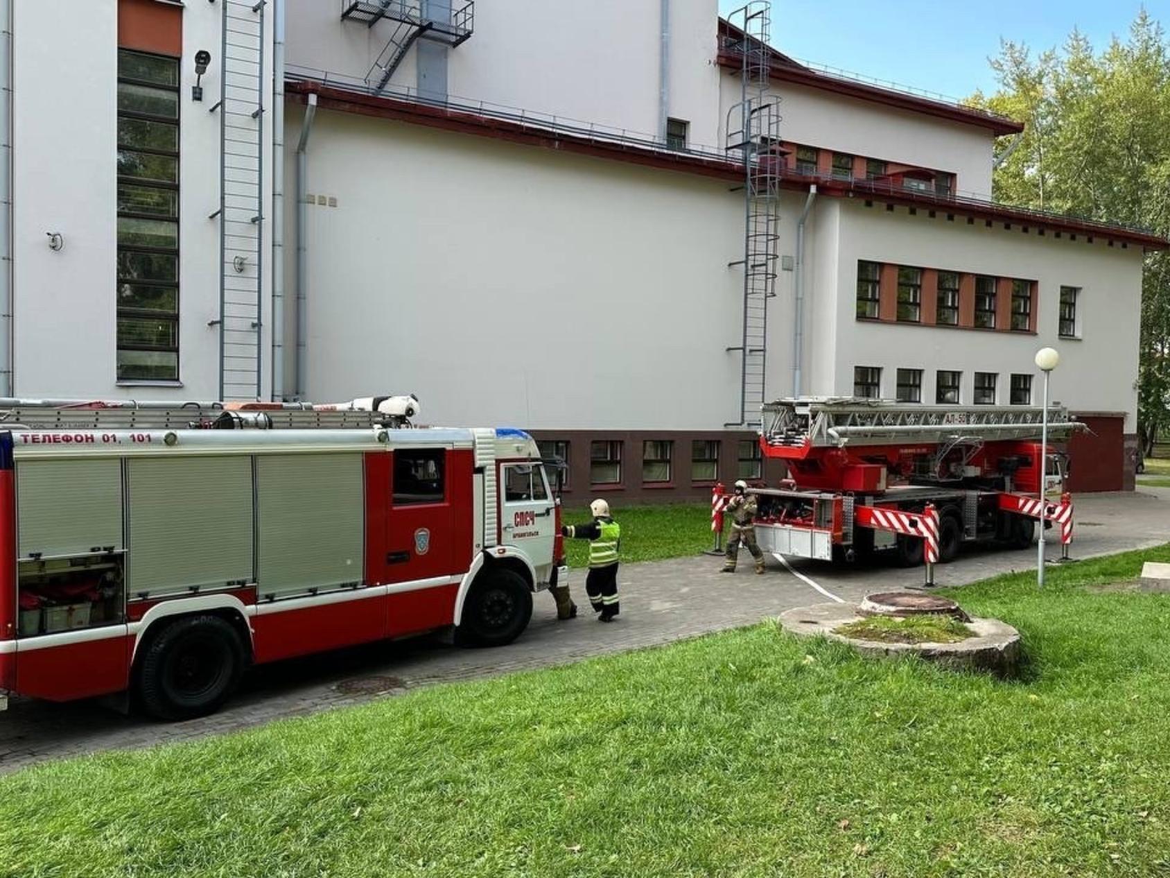 В Архангельске пожарные провели учения в здание драмтеатра