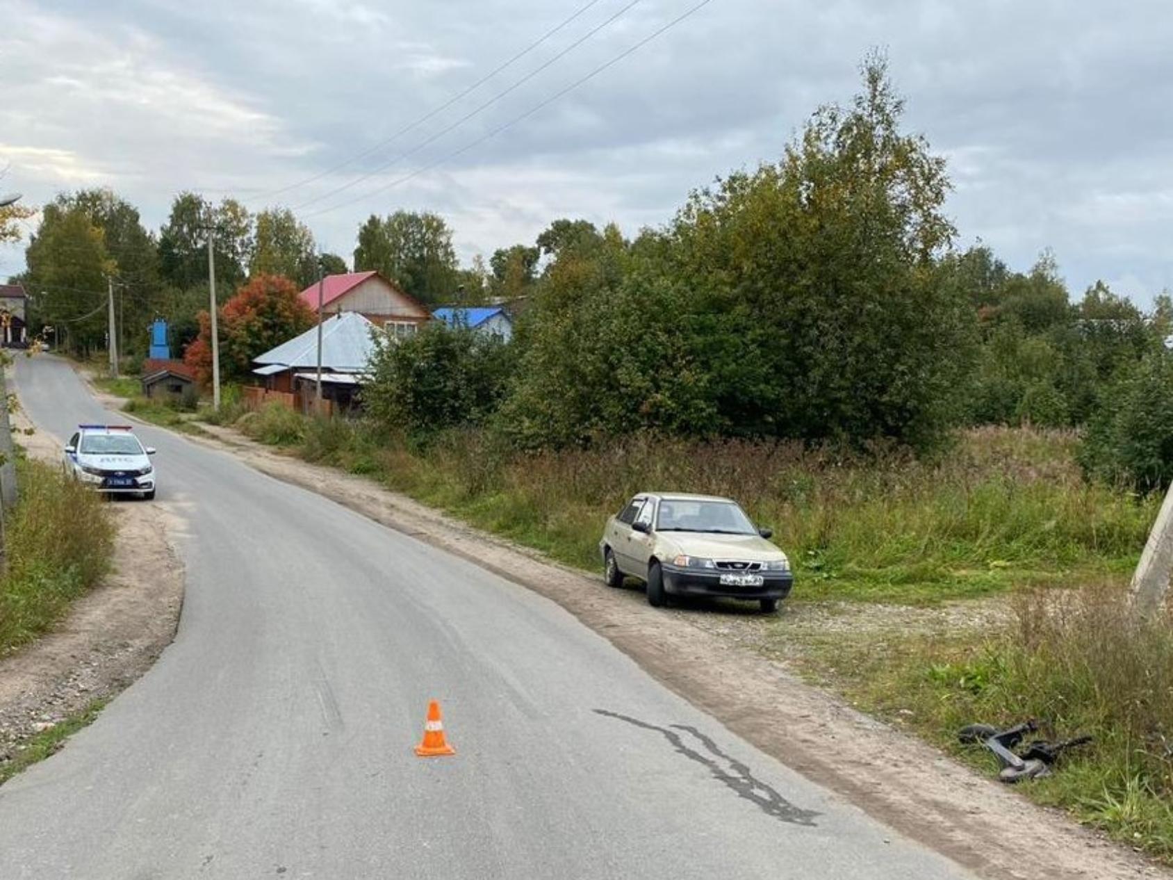 В Няндоме девятилетний мальчик на электросамокате врезался в автомобиль