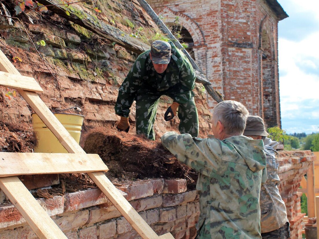 В Пермогорье на куполе Воскресенской церкви установили защиту от дождя и  снега