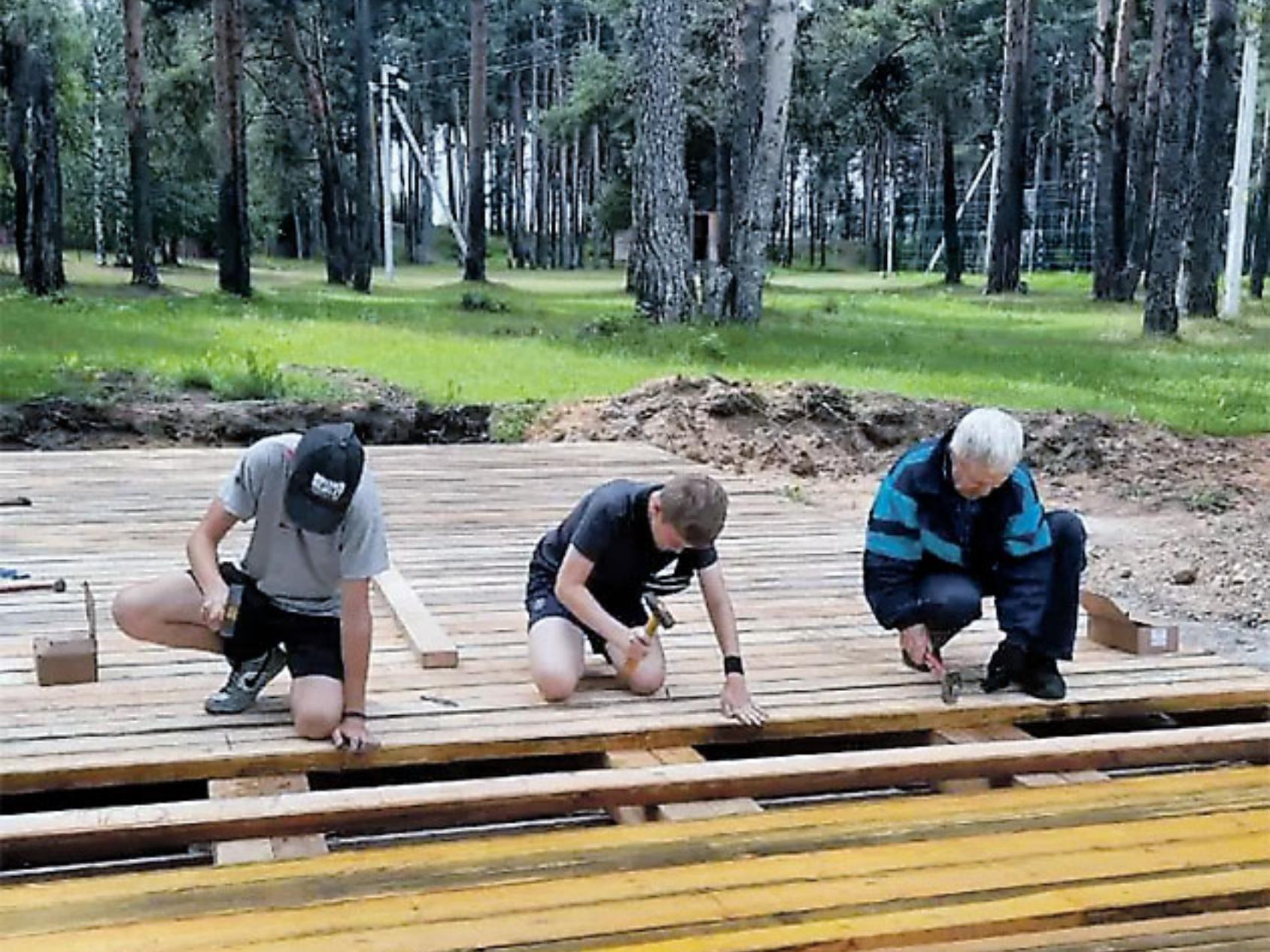 В Шенкурске активисты построили площадку для игры в городки