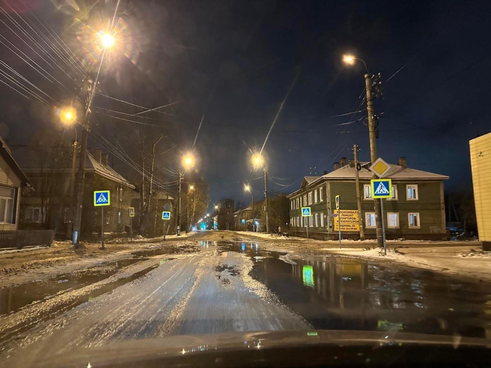 В Архангельске ликвидируют аварию на водоводе в Соломбале