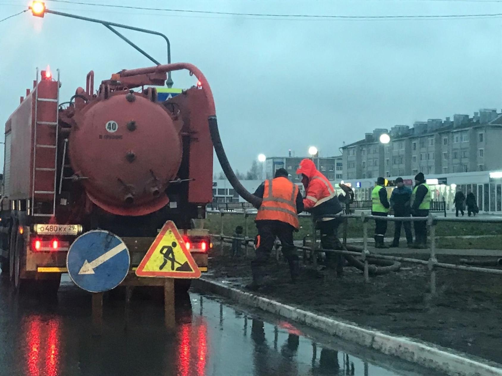 В Котласе устраняют аварию на канализационной сети