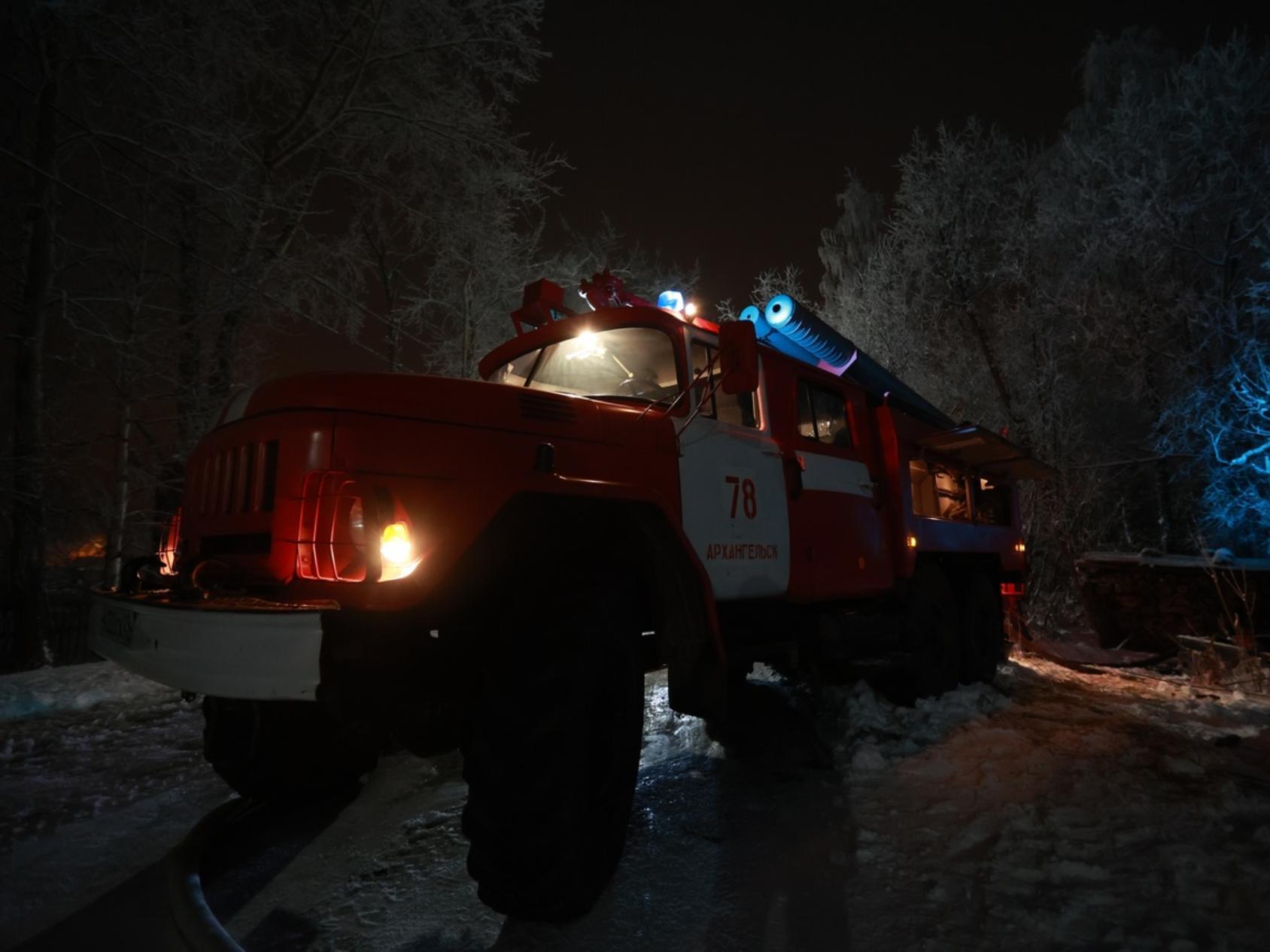 В Архангельске шесть детей спаслись из огня ночного пожара