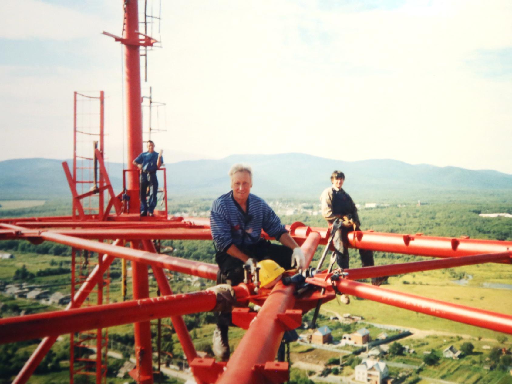 2002 год, с Михаилом Мураткиным на переходе через Амурскую протоку (высота опоры 176 метров)