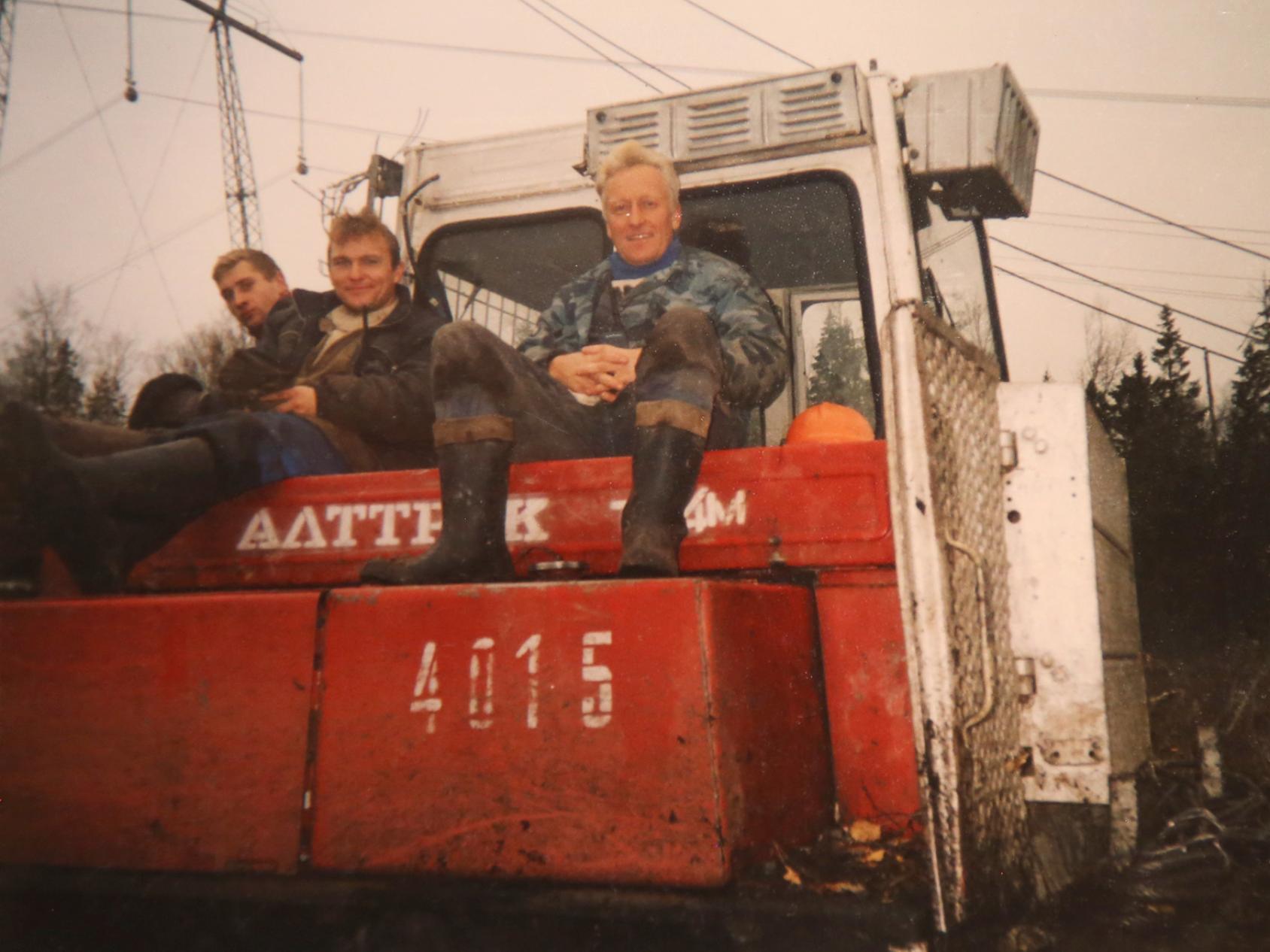 «Это мы на трелевочнике ТТ-4 с Антоном Развожжаевым и монтажником по прозвищу Матроскин. Сделано фото в 2002 году на ВЛ 500 кВ в Хабаровском крае»