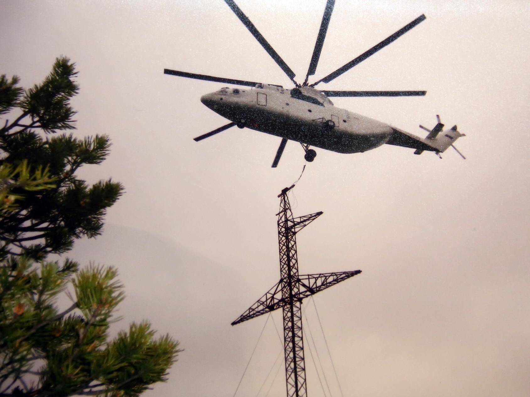 Замена поврежденных опор на ВЛ 220 кВ Заря с помощью вертолета Ми-26