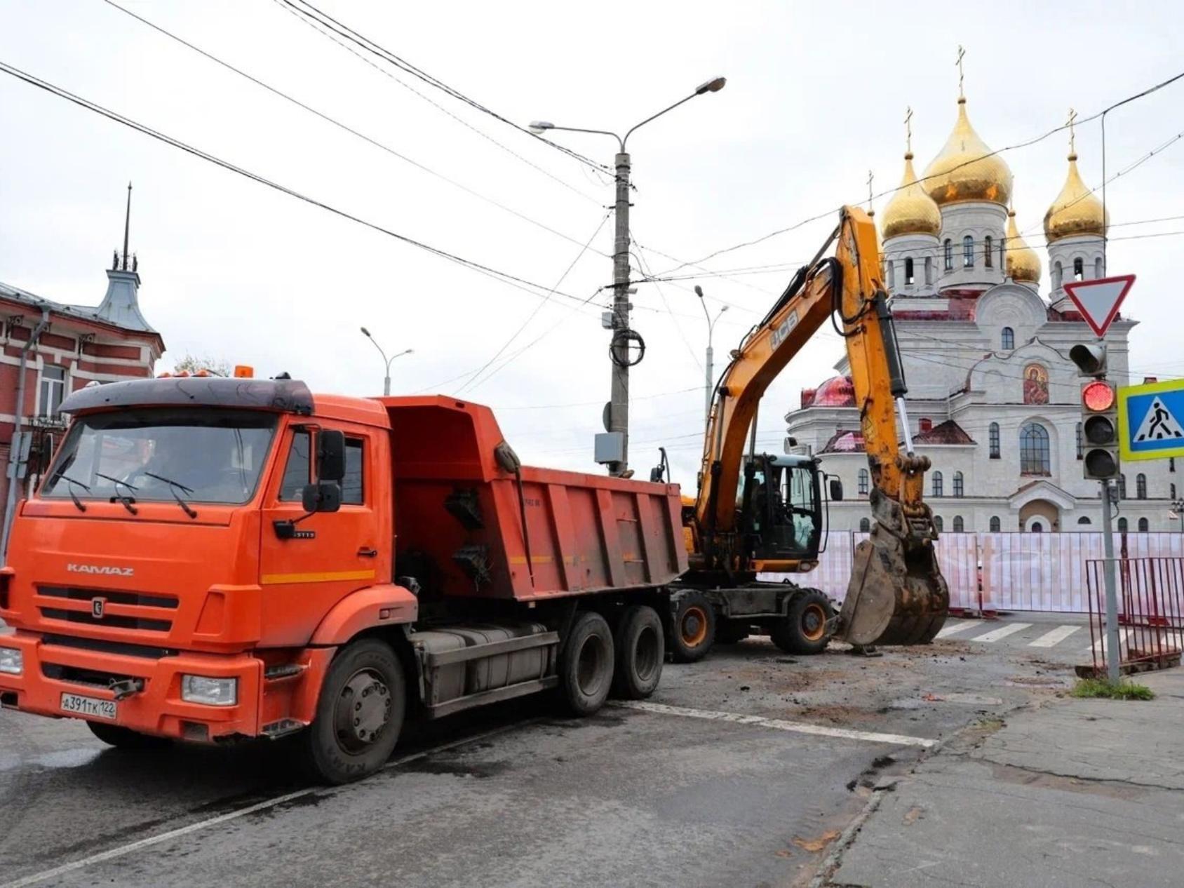 В Архангельске на площади Профсоюзов устанавливают новые дорожные знаки