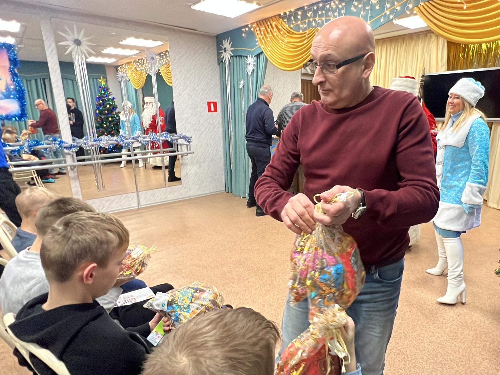 Накануне Нового года ветераны «Водника» встретились с детьми из Рембуево