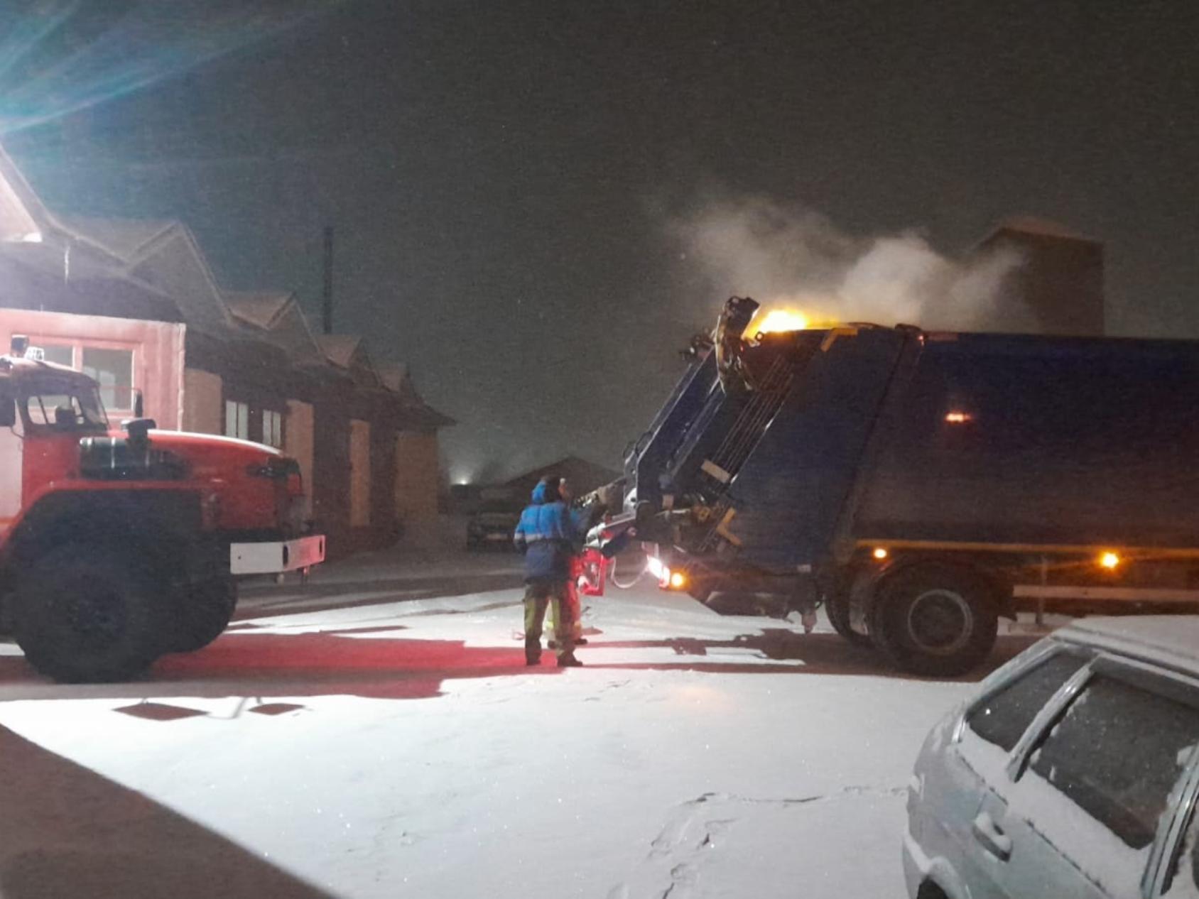 В Архангельской области из-за выброшенных опасных отходов загорелся  мусоровоз