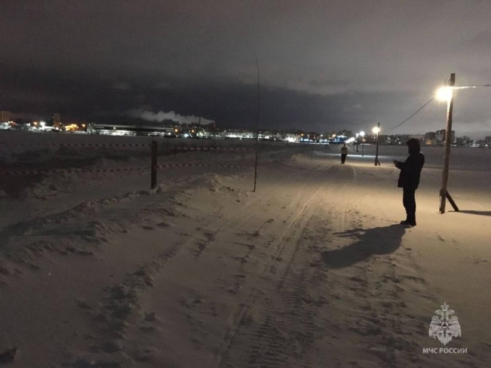 В Архангельске на ледовой переправе под воду ушёл трактор