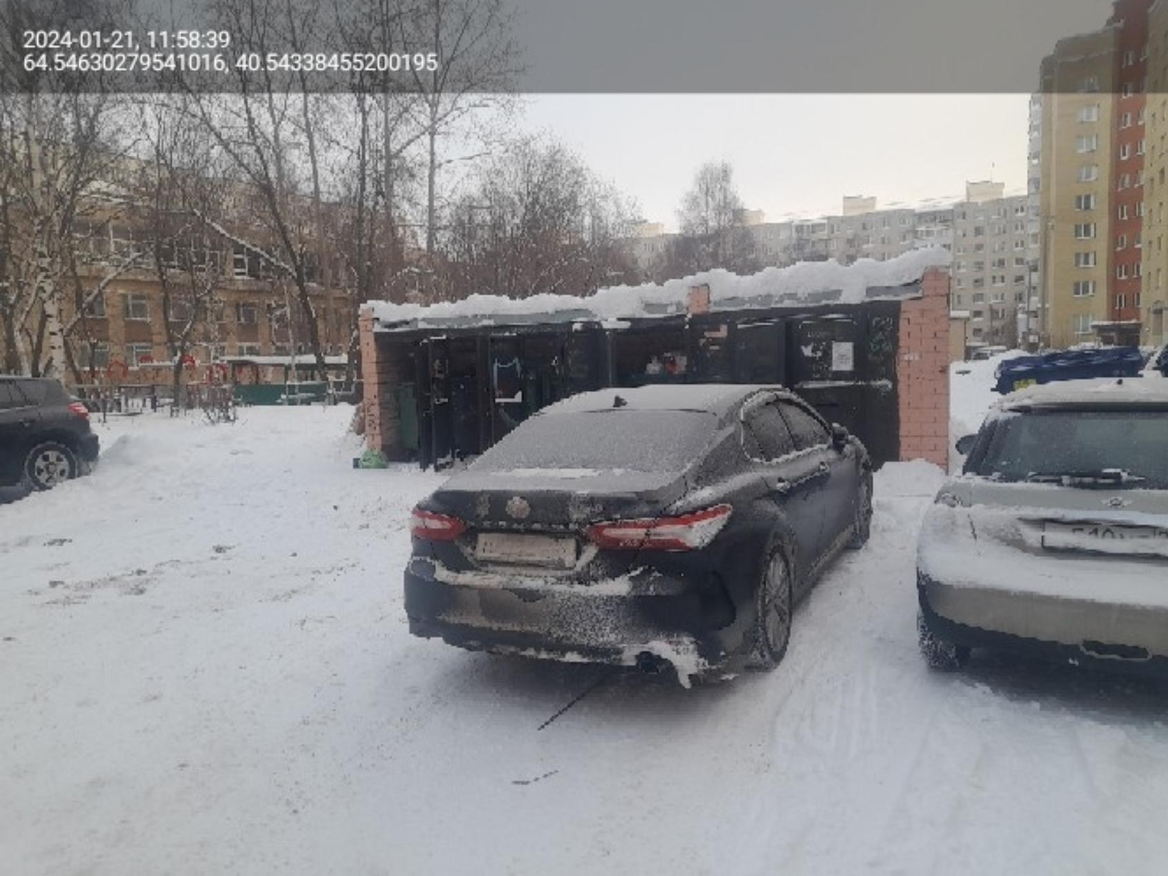 В Архангельской области в прошлом году водители более четырех тысяч раз  блокировали подъезд мусоровозов к контейнерным площадкам