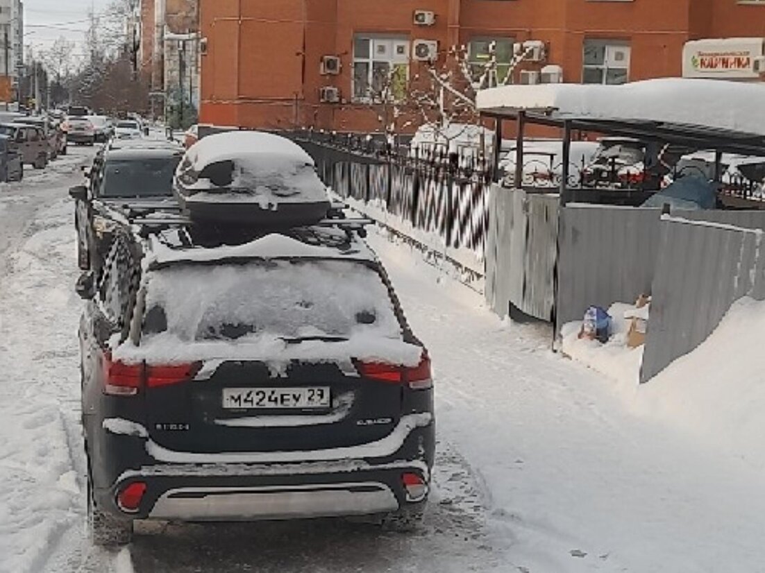 По тротуарам и подъездам заблокируй