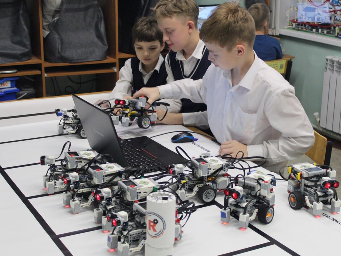 фрезерный робот kuka. управление робототехническими комплексами. роботы в промышленности. автономные системы управления робототехника. управление робототехническими комплексами.