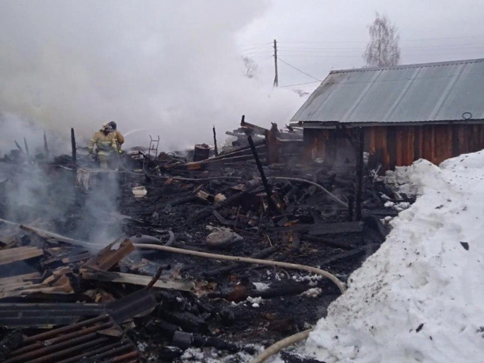 Пожарные в Верхней Тойме боролись ночью за два многоквартирных дома