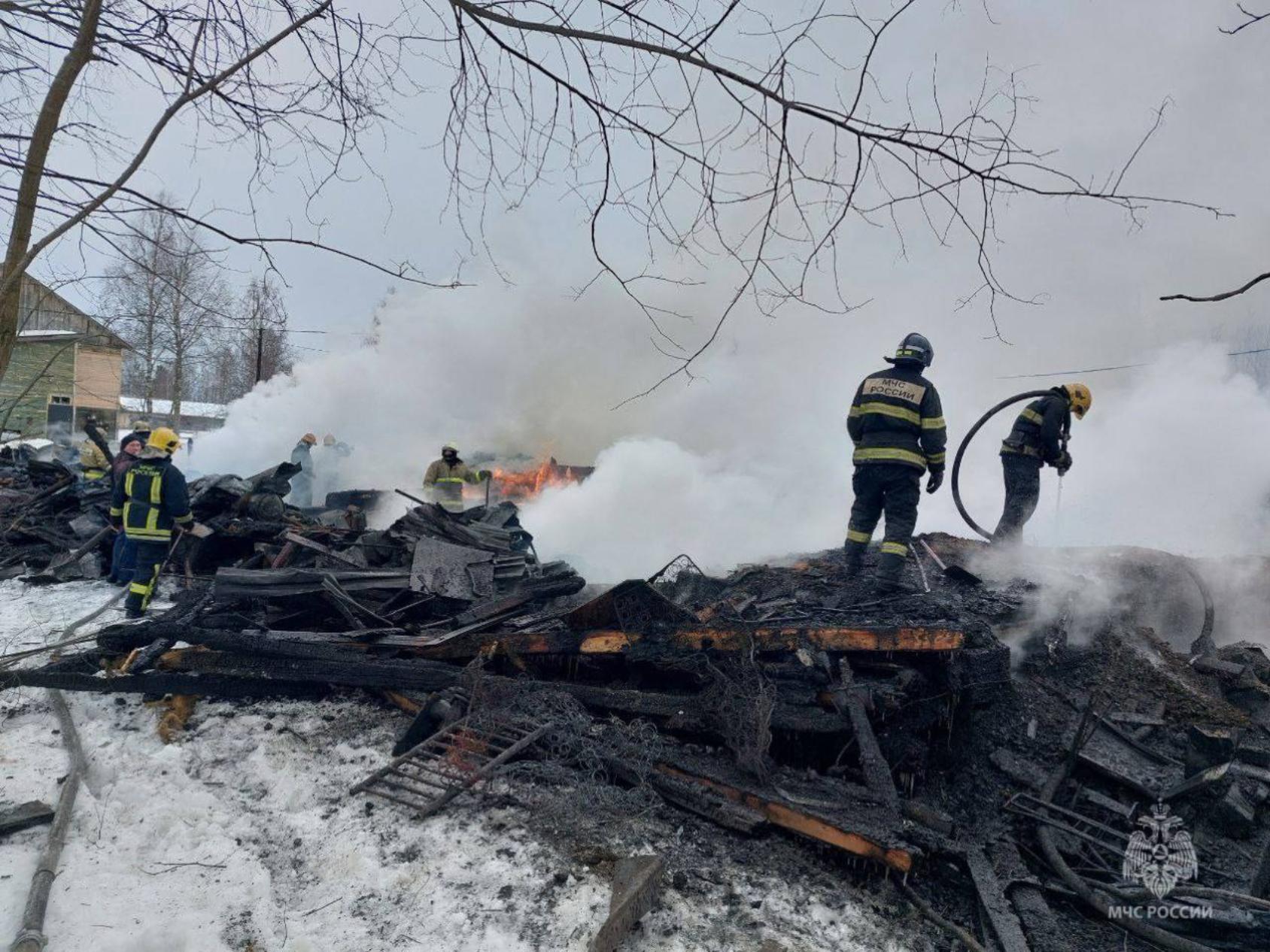 В Приморском округе ночной пожар полностью уничтожил многоквартирный жилой  дом