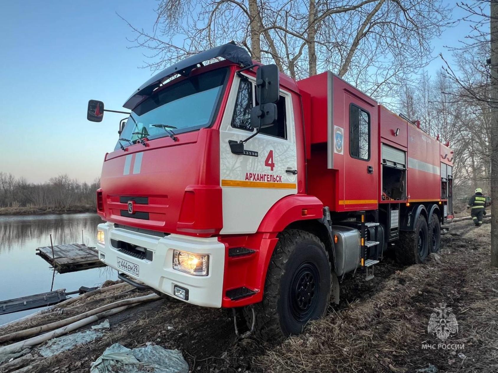 В Архангельске серьезно пострадал от огня частный жилой дом