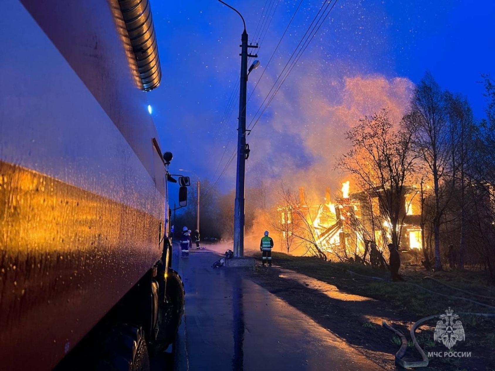 В архангельской Маймаксе ночной пожар почти полностью уничтожил нежилой дом