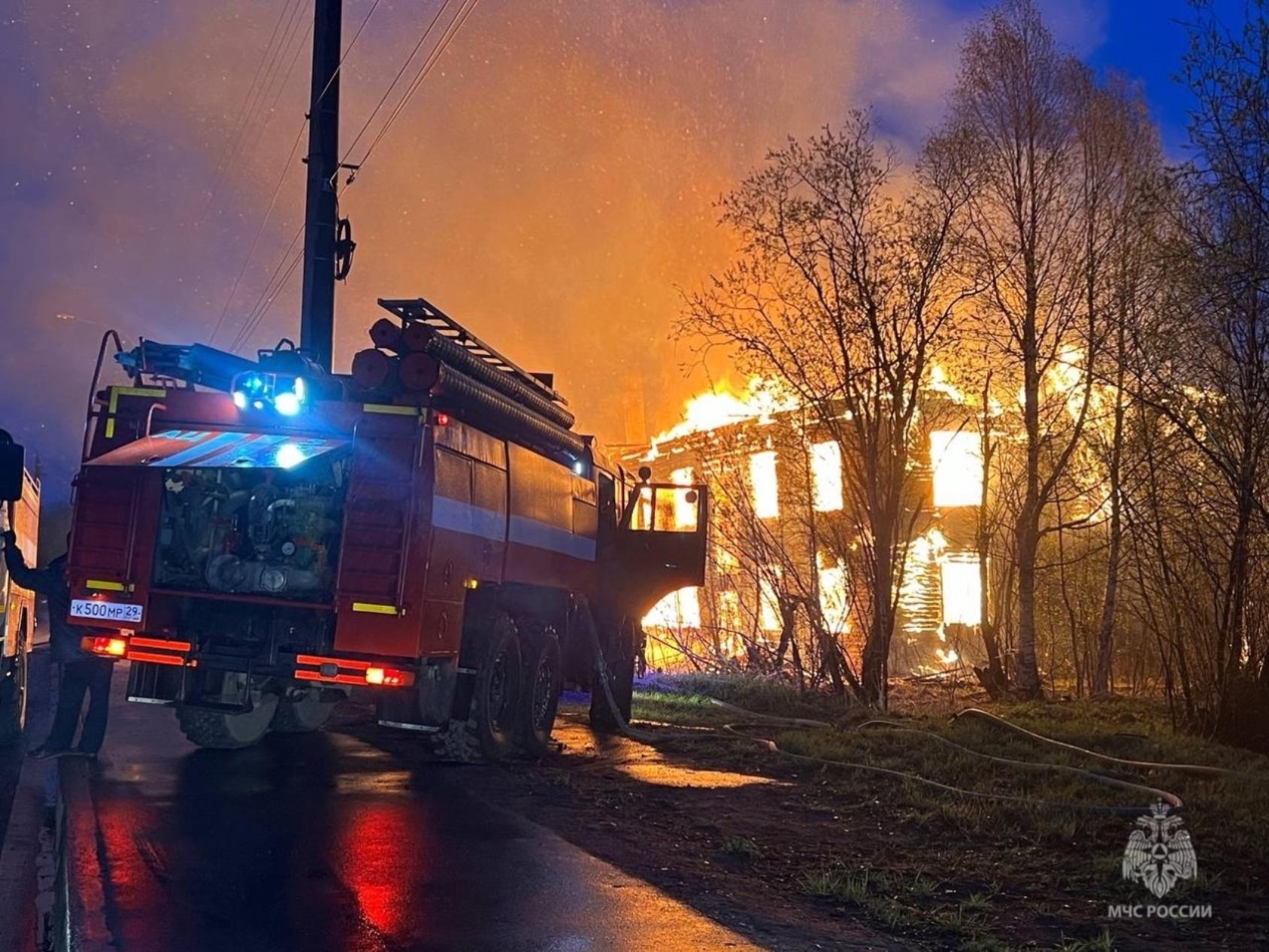 В архангельской Маймаксе ночной пожар почти полностью уничтожил нежилой дом