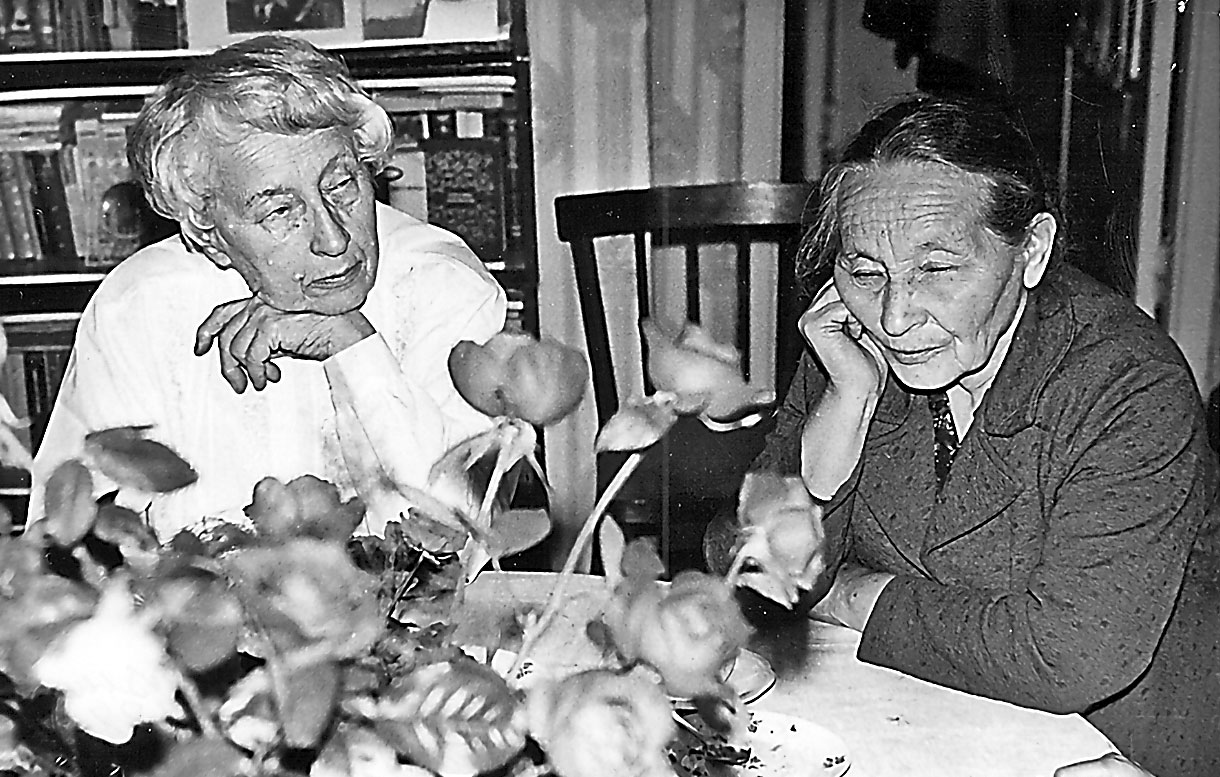 Размышления о большой и нелегкой жизни в день 80-летия старшей сестры. Ирина Евгеньевна Гибшман (слева) и Ольга Евгеньевна Вещагина (Усова). Архангельск, 21 августа 1982 года. Фото из коллекции Архангельского литературного музея