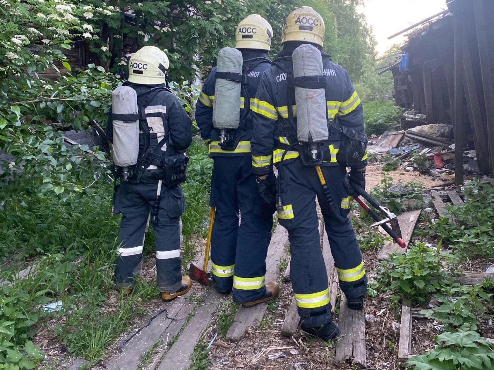 В центре Архангельска произошел пожар в нежилом деревянном доме