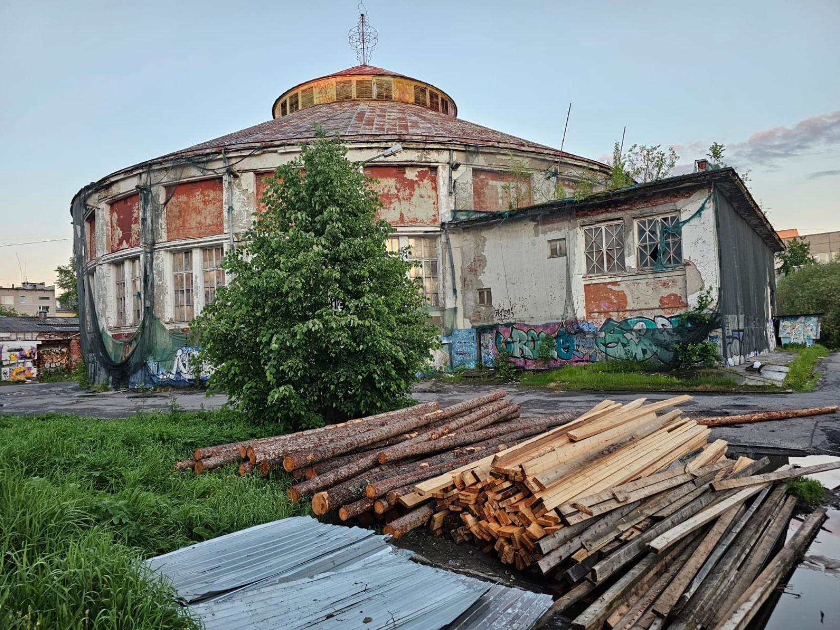 В Архангельске снесут здание бывшего цирка — вокруг него начали строить  забор