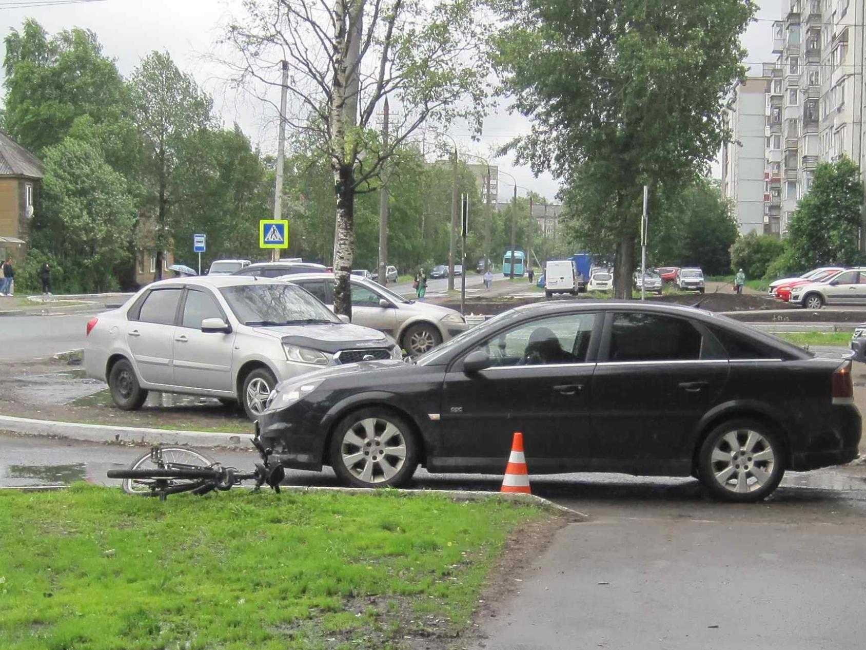 В Архангельске на улице Воронина сбили велосипедиста — он попал в больницу