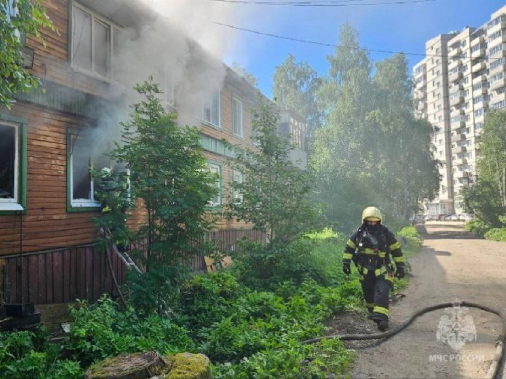 В Архангельске горит жилой дом в центре города