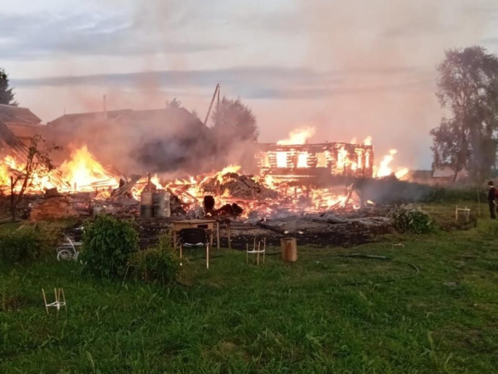 В Приморском округе ночной пожар охватил сразу три дома