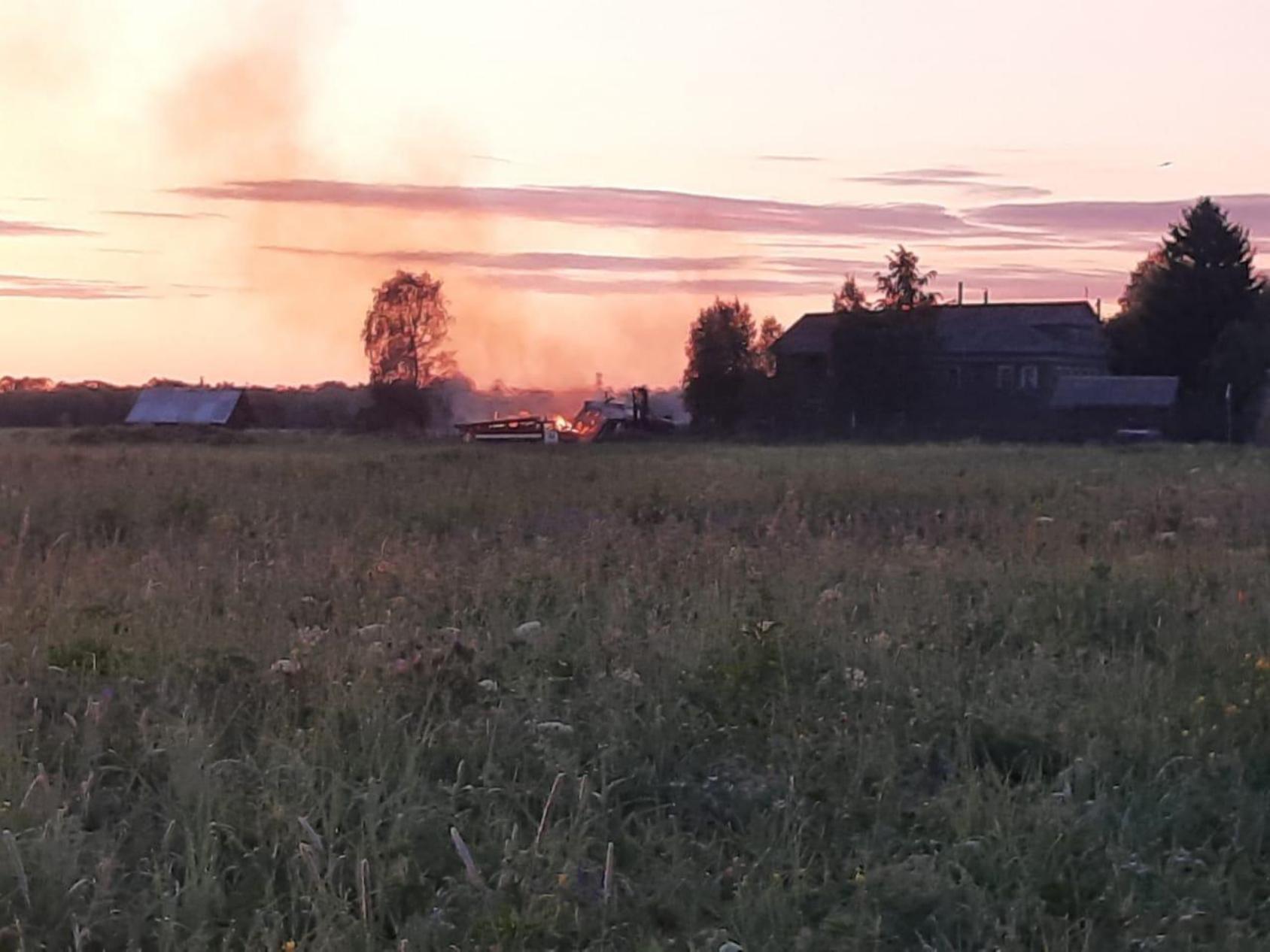 В Приморском округе ночной пожар охватил сразу три дома