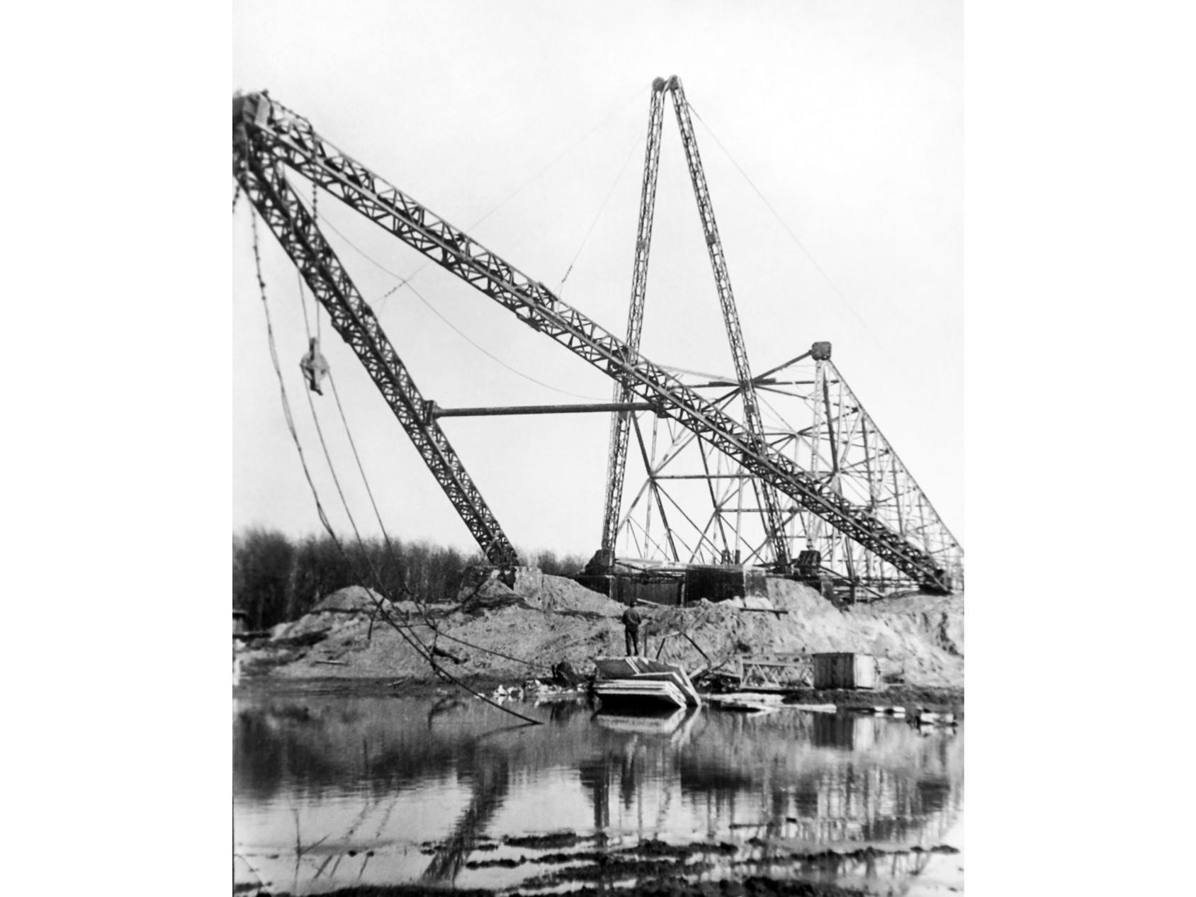 1978 год. Фото с установки 106-метровой опоры на переходе через Северную Двину близ деревни Трепузово. Владимир Васильевич Ашаев на этом объекте был в качестве прораба. На усиление в качестве консультанта из санкт-петербургской Мехколонны № 6 прислали опытного инженера Эрнеста Викторовича Копаннена. Бригадой линейщиков руководил Владимир Алексеевич Сажинов.