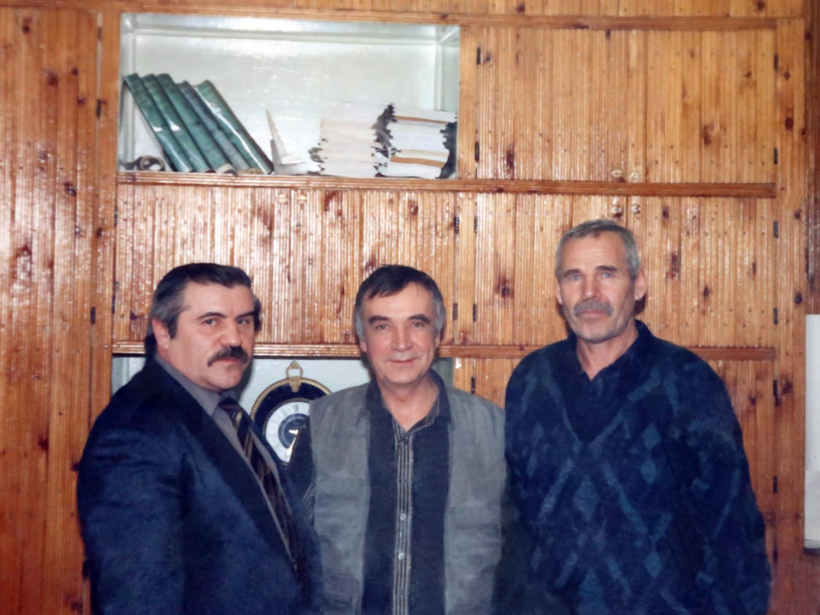 Коринец Михаил Илькович (начальник Мехколонны №88), Вавилов Евгений Борисович (начальник ПТО) и Насонов Виктор Павлович (бригадир)