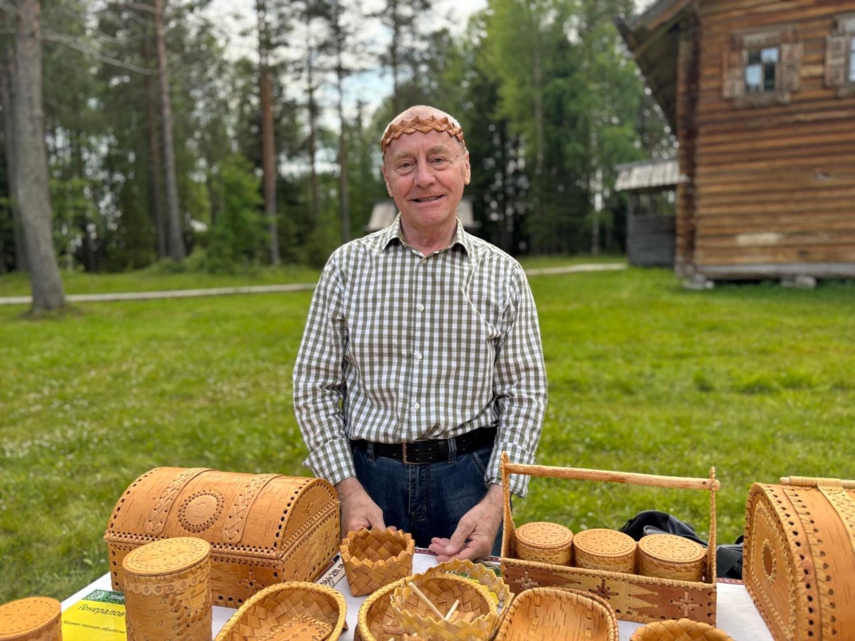 Мастер по художественной обработке бересты Василий Генералов