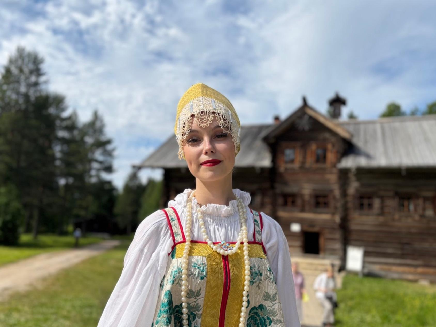 Руководитель Мезенского народного хора Екатерина Акулова