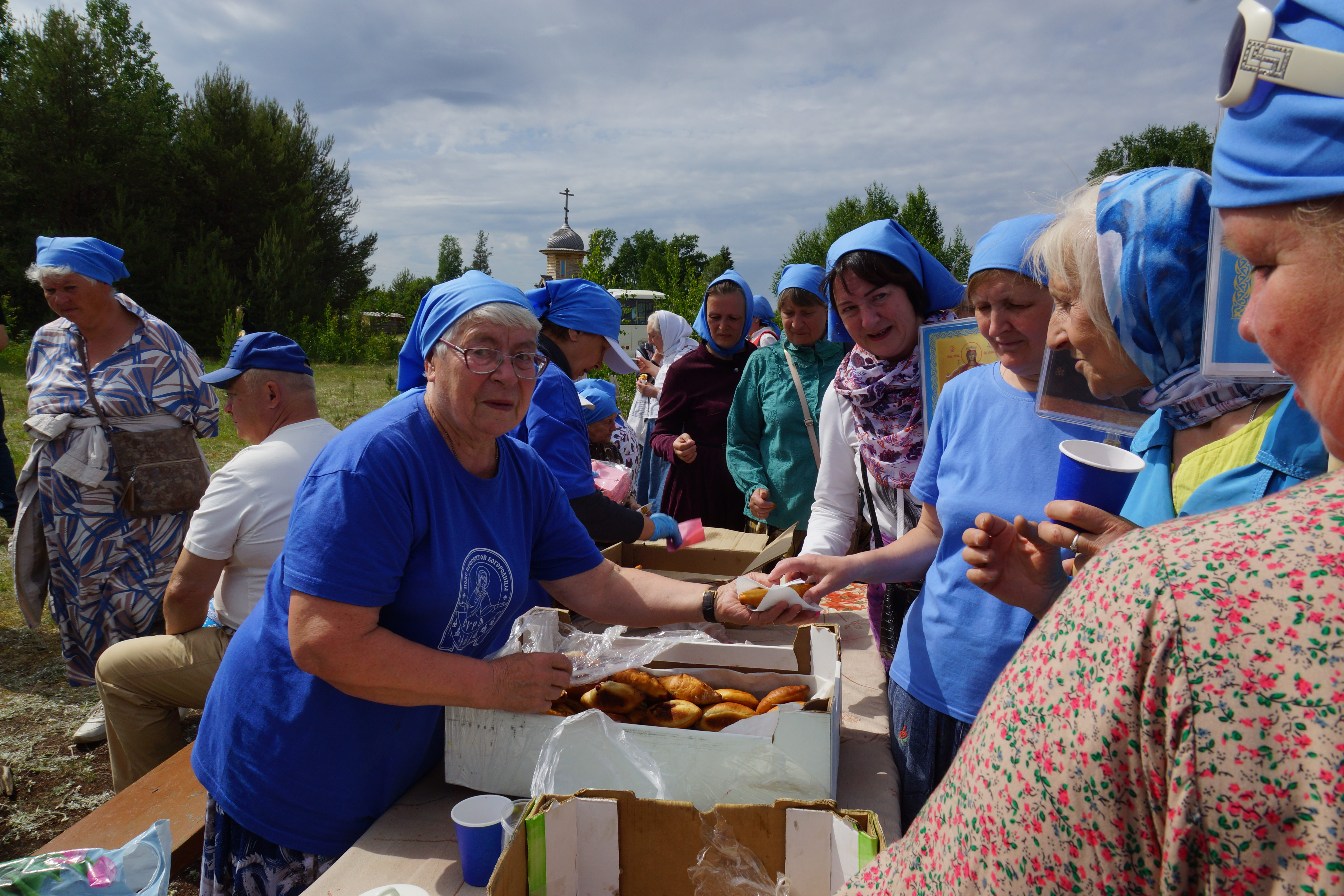 Сурянки угощают крестоходцев шаньгами, пирожками и морсом